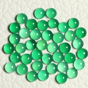 Puede incluir: Una colecci&oacute;n de 40 piedras preciosas redondas y verdes en cabuj&oacute;n. Las piedras son lisas y pulidas, con una apariencia transl&uacute;cida.