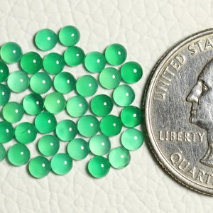 Puede incluir: Una colecci&oacute;n de 30 piedras preciosas cabuj&oacute;n redondas de color verde, cada una aproximadamente del tama&ntilde;o de una moneda de 25 centavos de d&oacute;lar estadounidense.