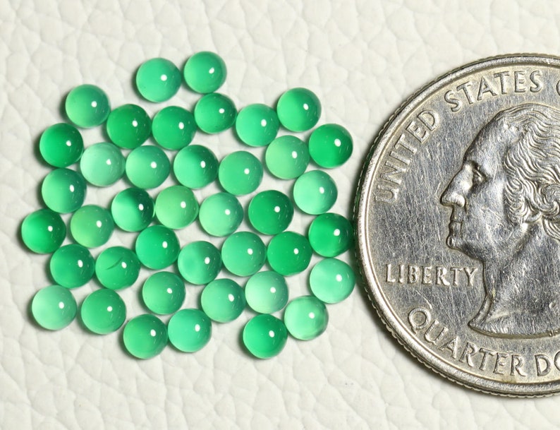 Puede incluir: Una colecci&oacute;n de 30 piedras preciosas cabuj&oacute;n redondas de color verde, cada una aproximadamente del tama&ntilde;o de una moneda de 25 centavos de d&oacute;lar estadounidense.