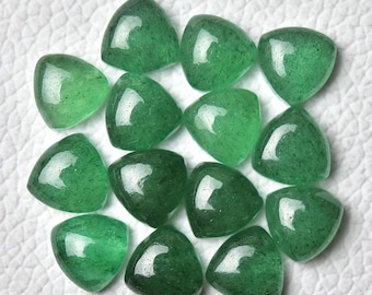 Puede incluir: Una colección de 15 piedras preciosas cabujón triangulares verdes. Las piedras son translúcidas y tienen un aspecto moteado.