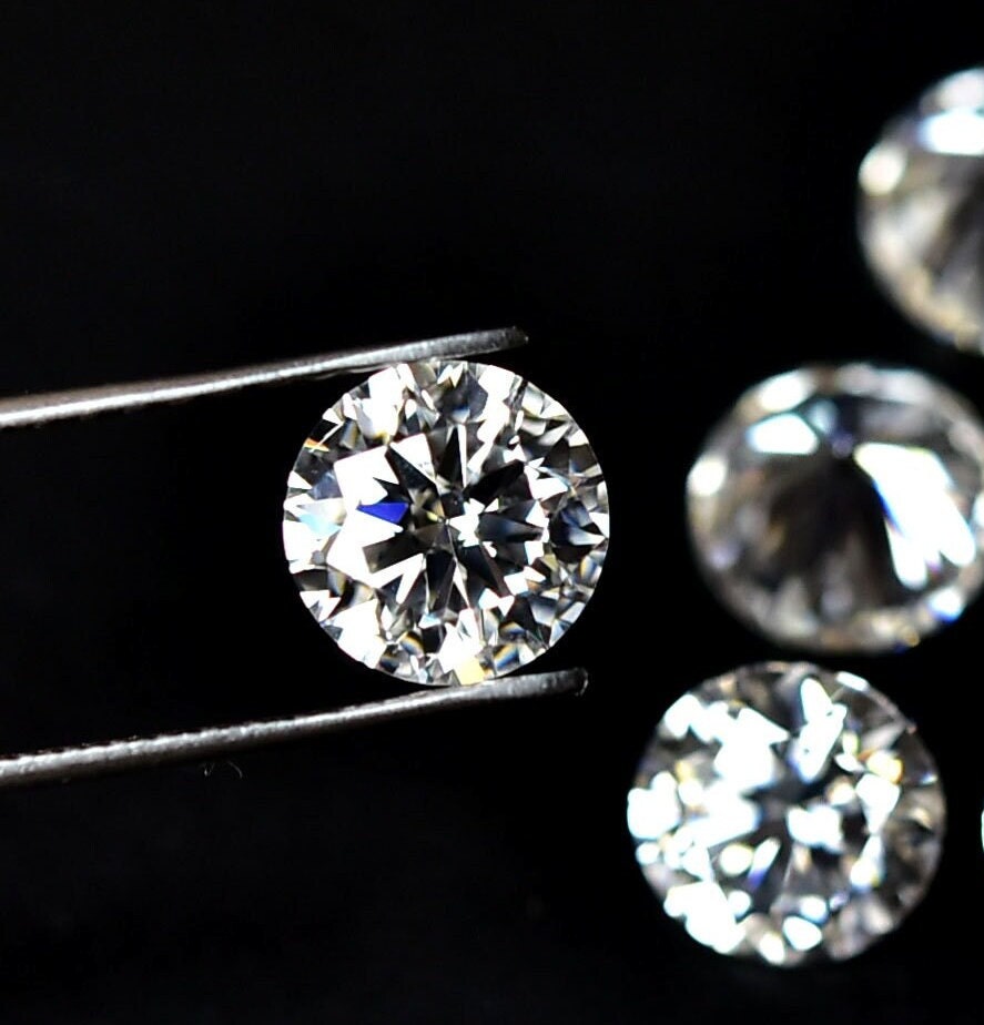 Moissanite Synthétique 1 Carat Rond – Taille Brillant, Blanc, Certificat GRA Inclus