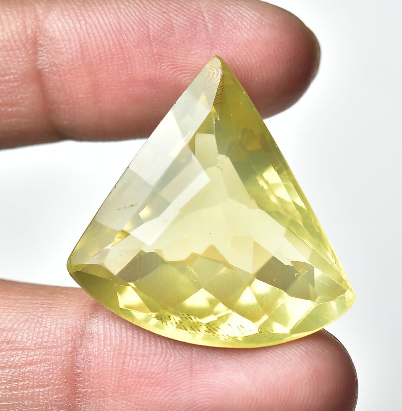 50カラット天然レモンクォーツファセットジェムストーンファンシー