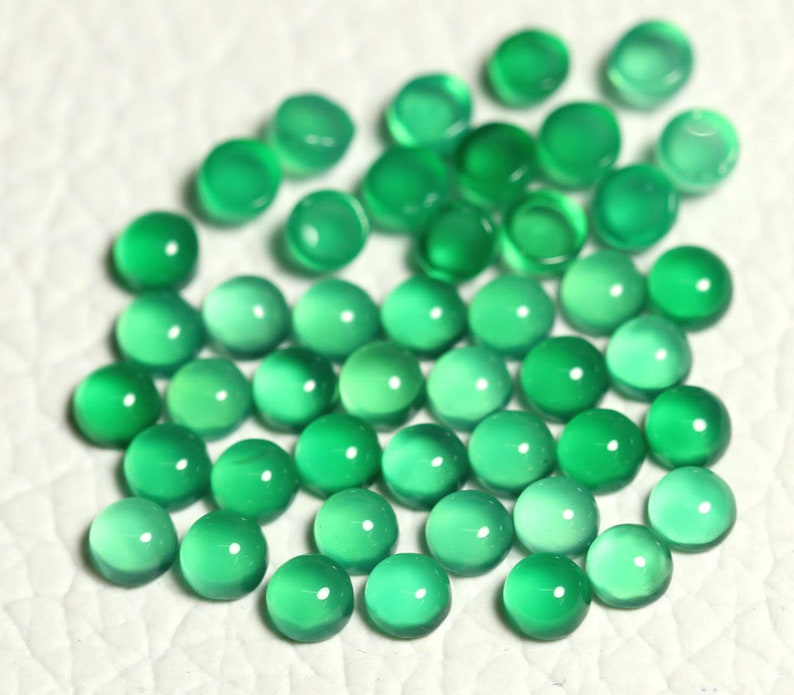 Puede incluir: Una colecci&oacute;n de 30 piedras preciosas redondas de cabuj&oacute;n verde. Los cabujones son lisos y pulidos, con una apariencia transl&uacute;cida.