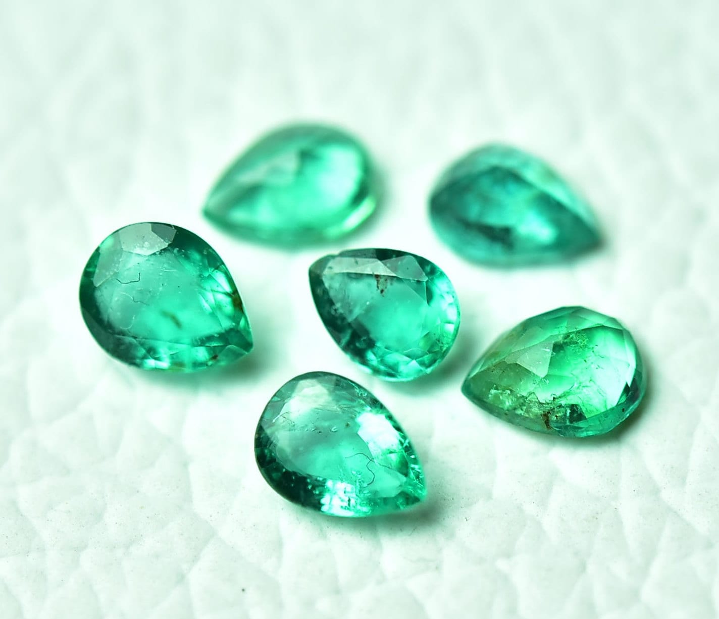 天然エメラルドファセットカット宝石4個セット 3.5x4.5mm～4x5mm ペア