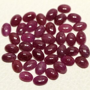 5 stycken naturliga rubin cabochoner, parti 4x5,5 mm till 4,2x5,8 mm, oval form, äkta rubin, lösa ädelstenar, ädla stenar, ädelstenar, C-17874-75