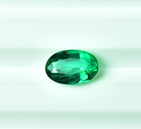 Émeraude Verte Naturelle Colombienne Non Chauffée - 4.80 Ct, Ovale, Certifiée GDL