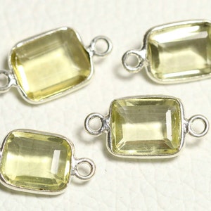 Può includere: Quattro connettori rettangolari di pietre preziose giallo chiaro con montature in metallo argentato. Ogni connettore ha un anello ad ogni estremità. Le pietre preziose sono di colore giallo pallido e di forma rettangolare.
