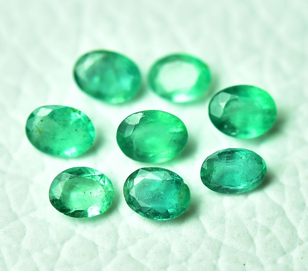 Émeraude Verte Créée En Laboratoire, Taille Ovale, émeraude à Facettes