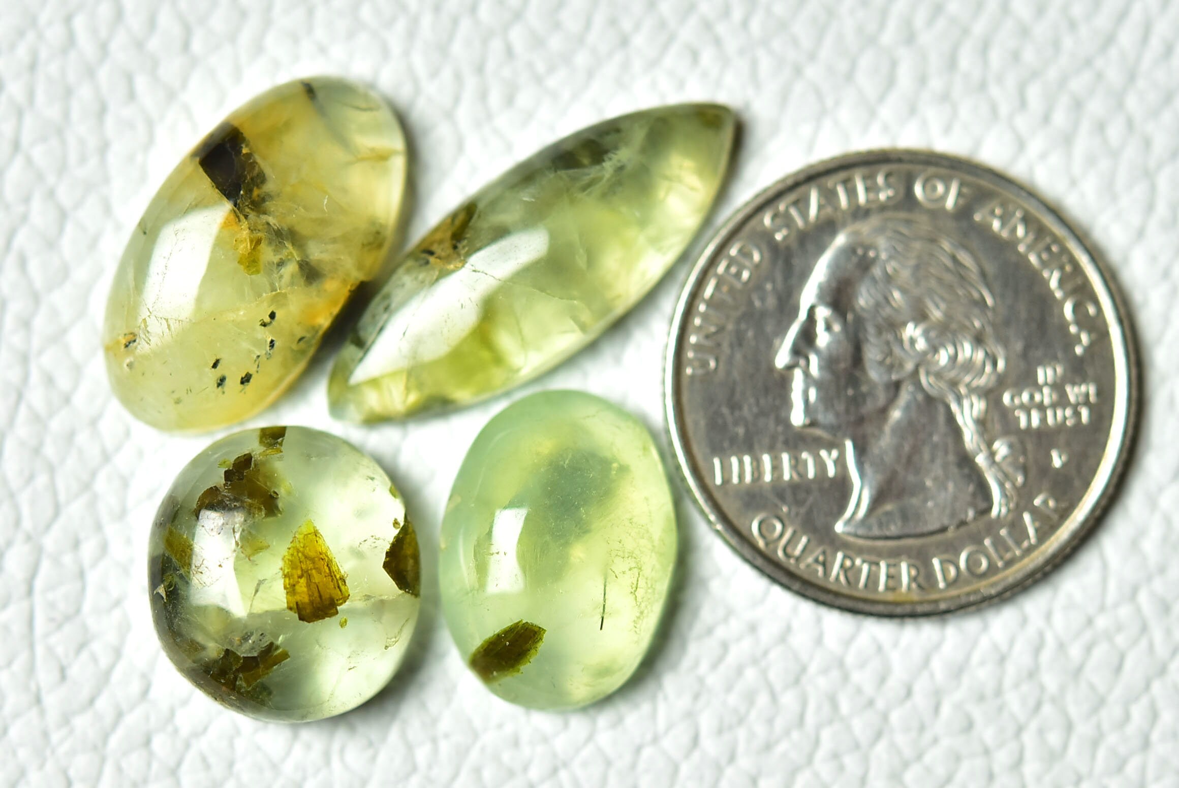 4個入り天然トルマリン入りプレナイトカボション ロット12 x 16 mm～10