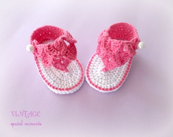 Gehaakte zoete schoenen voor babymeisje, gehaakte katoenen baby sandalen schoenen, babycadeau, combinatie in wit & fouchia kleur, zomer babyslofjes