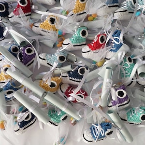 Gehäkelte handgemachte Turnschuhe Schlüsselanhänger, persönliches Accessoire, ausgezeichnetes Geschenk, Perferct für Gefälligkeiten.