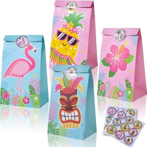 Op de afbeelding: Set van drie kleurrijke papieren cadeauzakken met tropische thema's. De zakken hebben een flamingo, een ananas en een hibiscusbloem. Elke zak heeft een bijpassende sticker met een tropisch ontwerp. De zakken zijn perfect voor een luau of een tropisch themafeest.