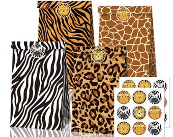 Könnte beinhalten: Eine Sammlung von Geschenkbeuteln aus Papier mit Tiermotiven, darunter Tigerstreifen, Giraffenmuster, Zebrastreifen und Leopardenmuster. Jeder Beutel ist mit einem runden Aufkleber mit einem Cartoon-Tiergesicht versiegelt. Zusätzliche Aufkleber sind enthalten.