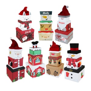 Könnte beinhalten: Set mit 7 Weihnachtsgeschenkkartons mit verschiedenen festlichen Designs. Jede Schachtel ist stapelbar und zeigt einen anderen Charakter, darunter den Weihnachtsmann, einen Schneemann, ein Rentier und ein Lebkuchenhaus. Die Schachteln sind in den Farben Rot, Grün und Weiß verziert.