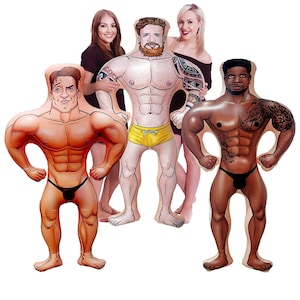 Może przedstawiać: Trzech nadmuchiwanych mężczyzn z muskulaturą, o różnych odcieniach skóry i fryzurach. Każdy nadmuchany mężczyzna ma na sobie czarne kąpielówki. Jeden nadmuchany mężczyzna ma brodę i żółte kąpielówki.