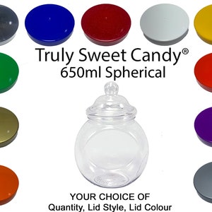 Op de afbeelding: Een glazen snoepvaas met deksel. De vaas is 650 ml en heeft een bolvorm. Het deksel is verkrijgbaar in verschillende kleuren, waaronder rood, blauw, groen, geel, oranje, paars, goud, zilver en wit.