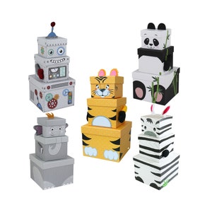 Può includere: Set di cinque scatole regalo in cartone impilabili con disegni di animali e robot. Le scatole sono decorate con un panda, una zebra, una tigre, un elefante e un robot. Le scatole sono tutte di dimensioni diverse e possono essere impilate l'una sull'altra.