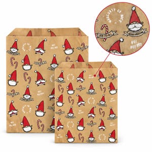 K&ouml;nnte beinhalten: Zwei braune Papiert&uuml;ten mit einem wiederkehrenden Weihnachtsmuster aus Gnomen mit roten M&uuml;tzen, Zuckerstangen und Texten wie Naughty or Nice, Joy to All, Merry Christmas und Ho! Ho! Ho! Das Design ist in roter, wei&szlig;er und schwarzer Tinte gedruckt.
