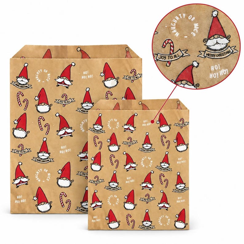 K&ouml;nnte beinhalten: Zwei braune Papiert&uuml;ten mit einem wiederkehrenden Weihnachtsmuster aus Gnomen mit roten M&uuml;tzen, Zuckerstangen und Texten wie Naughty or Nice, Joy to All, Merry Christmas und Ho! Ho! Ho! Das Design ist in roter, wei&szlig;er und schwarzer Tinte gedruckt.