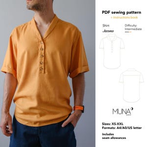 Puede incluir: Camisa color mostaza con cuello mandarín y cierre de botones. La camisa de manga corta forma parte de un patrón de costura PDF, "Jacomo", de dificultad intermedia. El patrón incluye tallas XS-XXL y formatos A4/A0/US letter.