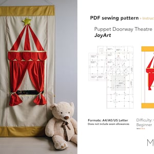 Könnte beinhalten: Ein PDF-Schnittmuster für ein Puppen-Türtheater. Das Schnittmuster enthält Anleitungen und ist in den Formaten A4, A0 und US Letter erhältlich. Das Schnittmuster enthält keine Nahtzugaben. Der Schwierigkeitsgrad ist geübter Anfänger.