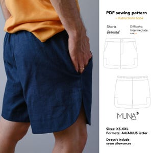Puede incluir: Pantalones cortos azul oscuro con aberturas laterales y bolsillos. La imagen incluye un patrón de costura PDF para los pantalones cortos "Bernard" con instrucciones. La dificultad del patrón es intermedia.