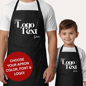 Può includere: Grembiuli neri per adulti e bambini con la scritta bianca "Your Logo/Text here". Un cerchio rosso con testo bianco recita "CHOOSE YOUR APRON COLOR, FONT & LOGO!"