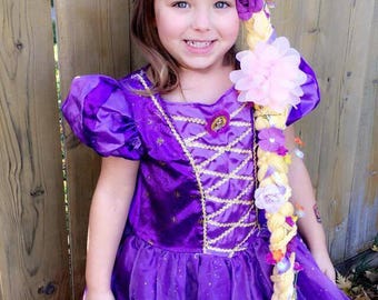 PLLYPE Perruque Raiponce Enfant, Princesse Raiponce Tresse avec Des Fleurs, Perruque De Princesse avec Princesse Diadème et Papillon Broche, Princesse Perruque Enfant Fille pour Carnaval, Mascarade