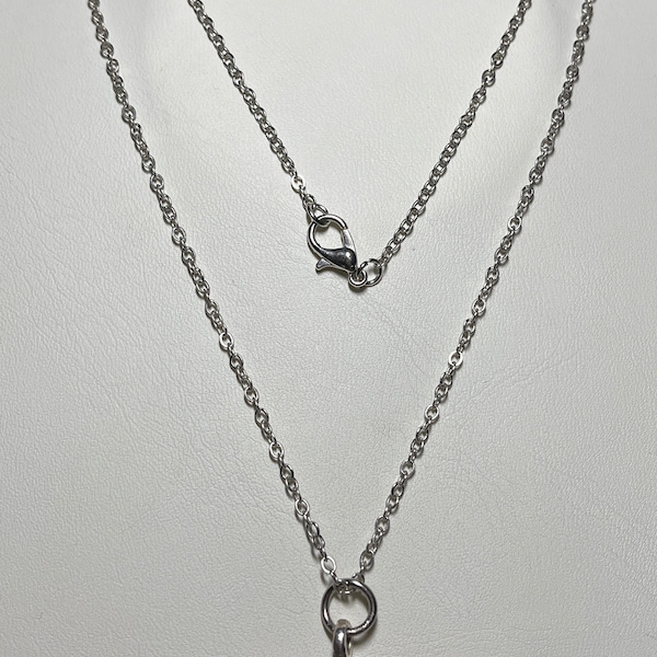 Unusual Silver tone necklace and pendant