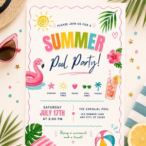 Könnte beinhalten: Eine rechteckige Einladung für eine Summer Pool Party am 17. Juli um 14:00 Uhr im The Carvajal Pool. Das Design zeigt einen rosa Flamingo, ein tropisches Getränk, einen Wasserball, eine Sonne und Palmenblätter mit buntem Text und Rand.