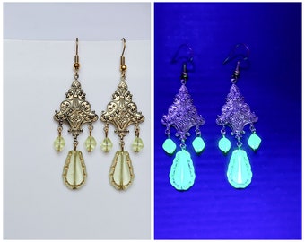Czech vintage uranium drop glass drop dangle earrings