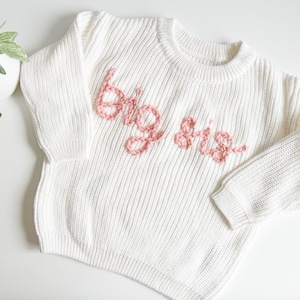 Pull grande soeur : cadeau de faire-part de bébé brodé