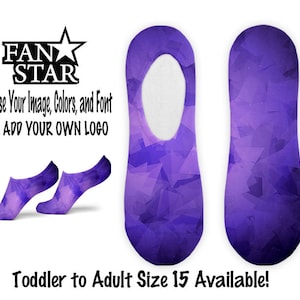 Puede incluir: Calcetines invisibles de color morado y blanco con un patrón geométrico. Los calcetines están disponibles en tallas desde niño pequeño hasta talla de adulto 15. El texto "FAN STAR" se muestra encima de los calcetines. El texto "Choose Your Image, Colors, and Font OR ADD YOUR OWN LOGO" se muestra debajo de los calcetines.