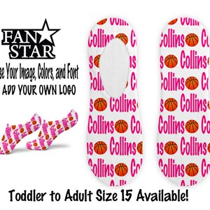 Puede incluir: Calcetines invisibles blancos con una pelota de baloncesto rosa y el nombre "Collins" repetido en los calcetines. Los calcetines están disponibles en tallas de niño pequeño a adulto hasta la talla 15.