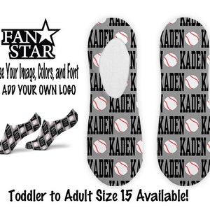 Puede incluir: Un par de calcetines grises sin talón con una pelota de béisbol blanca y el nombre "Kaden" repetido en texto negro. Los calcetines están disponibles en tallas desde niño pequeño hasta talla de adulto 15.