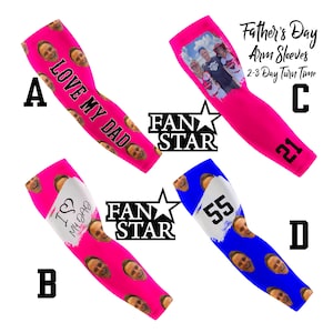 Puede incluir: Cuatro mangas de brazo con dise&ntilde;os personalizados. Una manga rosa tiene el texto "LOVE MY DAD" y caras. Otra manga rosa dice "I ❤️ MY DAD". Una tercera manga rosa tiene una foto y el n&uacute;mero 21. Una manga azul tiene el n&uacute;mero 55.