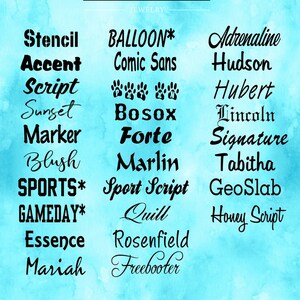 Puede incluir: Un fondo azul y blanco con una lista de fuentes en texto negro. El texto incluye los nombres de fuentes como "Stencil", "Accent", "Script", "Sunset", "Marker", "Blush", "SPORTS*", "GAMEDAY*", "Essence", "Mariah", "BALLOON*", "Comic Sans", "Adrenaline", "Hudson", "Hubert", "Lincoln", "Signature", "Forte", "Marlin", "Sport Script", "Quill", "Rosenfield", "Freebooter", "Tabitha", "GeoSlab", "Honey Script" y "Bosox". El texto "FONTS WITH * ARE CAPS ONLY" est&aacute; en la parte inferior de la imagen.