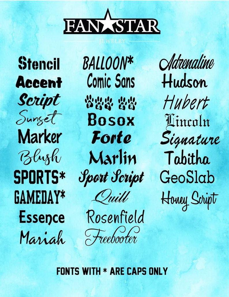 Puede incluir: Un fondo azul y blanco con una lista de fuentes en texto negro. El texto incluye los nombres de fuentes como "Stencil", "Accent", "Script", "Sunset", "Marker", "Blush", "SPORTS*", "GAMEDAY*", "Essence", "Mariah", "BALLOON*", "Comic Sans", "Adrenaline", "Hudson", "Hubert", "Lincoln", "Signature", "Forte", "Marlin", "Sport Script", "Quill", "Rosenfield", "Freebooter", "Tabitha", "GeoSlab", "Honey Script" y "Bosox". El texto "FONTS WITH * ARE CAPS ONLY" est&aacute; en la parte inferior de la imagen.
