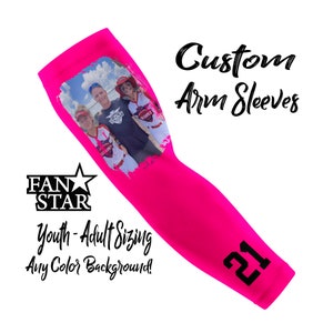 Puede incluir: Manga de brazo personalizada de color rosa brillante con una impresi&oacute;n fotogr&aacute;fica. La manga tiene el n&uacute;mero 21 en negro. El texto en la manga dice "Custom Arm Sleeves", "FAN STAR" y "Youth-Adult Sizing Any Color Background!"