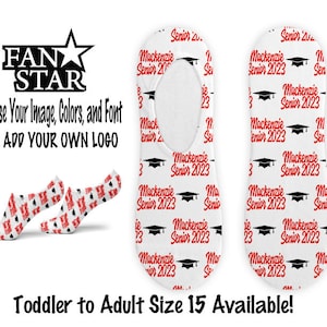 Puede incluir: Calcetines blancos sin dedos con un gorro de graduación rojo y negro y el texto "Mackenzie Senior 2023" repetido en los calcetines. Disponible en tallas de niño pequeño a adulto (talla 15).