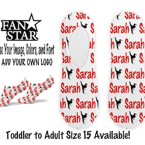 Puede incluir: Un par de calcetines invisibles blancos con un diseño rojo y negro. Los calcetines presentan el nombre "Sarah" repetido varias veces y una silueta negra de una persona dando una patada de karate. El texto "FAN STAR" está en la parte superior de la imagen. El texto "Choose Your Image, Colors, and Font OR ADD YOUR OWN LOGO" está debajo del texto "FAN STAR". El texto "Toddler to Adult Size 15 Available!" está en la parte inferior de la imagen.