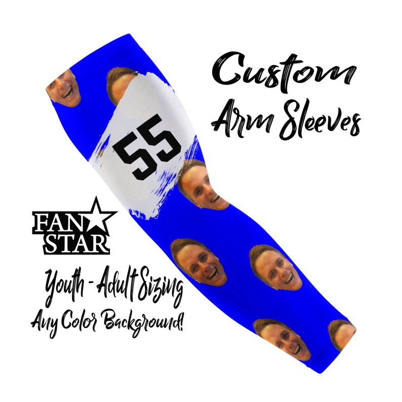 Puede incluir: Manga de brazo azul personalizada con una secci&oacute;n blanca con el n&uacute;mero 55 en negro. La manga tiene un patr&oacute;n de caras sonrientes y el texto "Custom Arm Sleeves". El logotipo "FAN STAR" tambi&eacute;n es visible.