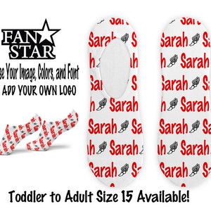 Puede incluir: Un par de calcetines invisibles blancos con un patrón repetido rojo y negro del nombre "Sarah" y un icono de zapato para correr. Los calcetines están disponibles en tallas desde niño pequeño hasta talla de adulto 15. El texto "FAN STAR" está en la parte superior de la imagen. El texto "Choose Your Image, Colors, and Font OR ADD YOUR OWN LOGO" está debajo del logotipo.