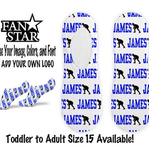 Puede incluir: Un par de calcetines invisibles blancos con un diseño de lucha libre azul y negro. Los calcetines presentan el nombre "JAMES" repetido varias veces. Los calcetines están disponibles en tallas desde niño pequeño hasta talla de adulto 15.