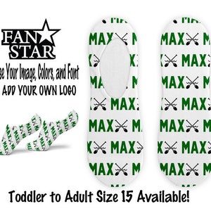 Puede incluir: Calcetines invisibles blancos con un patrón repetido verde y negro de la palabra "MAX" y remos cruzados. Los calcetines están disponibles en tallas desde niño pequeño hasta talla de adulto 15.