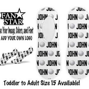 Puede incluir: Un par de calcetines invisibles blancos con una bola de golf y el nombre "JOHN" repetido en texto negro. Los calcetines están disponibles en tallas de niño pequeño a adulto hasta la talla 15.