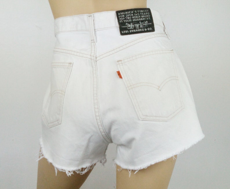 white shorts levis