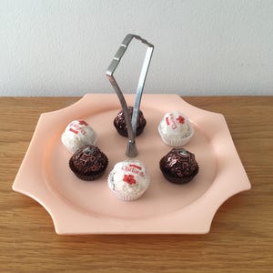 Vintage 1950s bakelite cake server