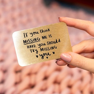 Carte souvenir sac à main portefeuille « Si vous pensez que c'est difficile de vous manquer, essayez de vous manquer »