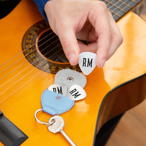 Portachiavi con plettro per chitarra con iniziali personalizzate